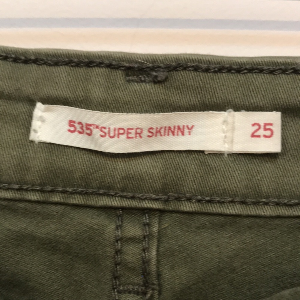 *LAST CHANCE TO PURCHASE*  Distressed Levi jeans 535 - Picture 4 of 7